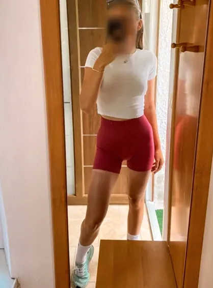 Sophie, 27
